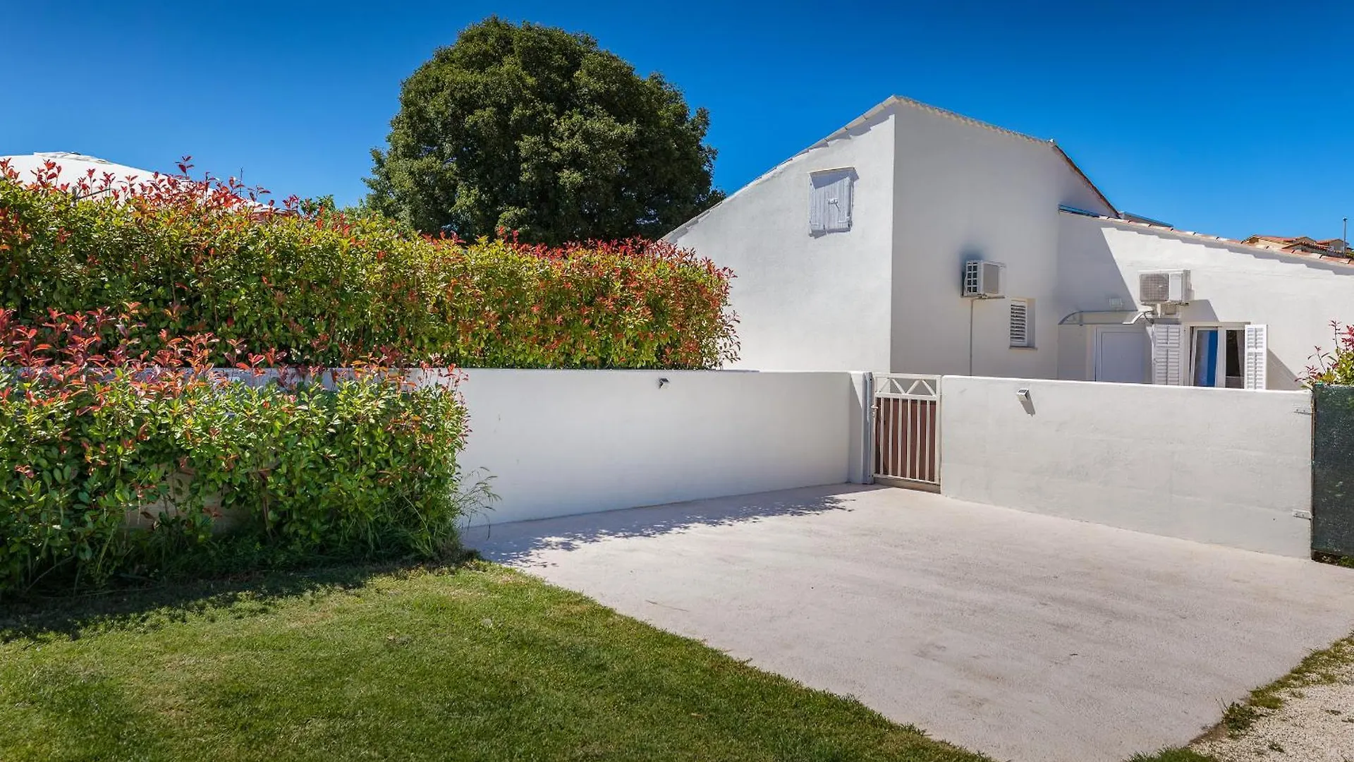 Villa Amia In Pula For 6 People With Jacuzzi & Kids Playground - Pet Friendly